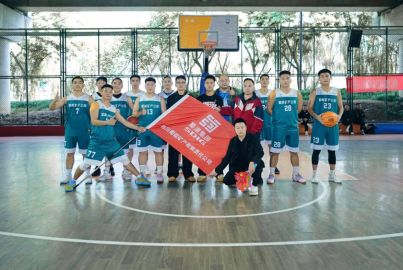 再下一城！蜀能礦產(chǎn)男籃隊(duì)以小組賽第一昂首挺進(jìn)半決賽！