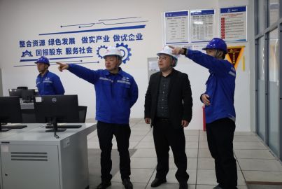 樂山市經(jīng)濟信息化局黨組成員、副局長譚瑞鵬一行赴蜀能礦產(chǎn)磷酸鐵鋰廠調研